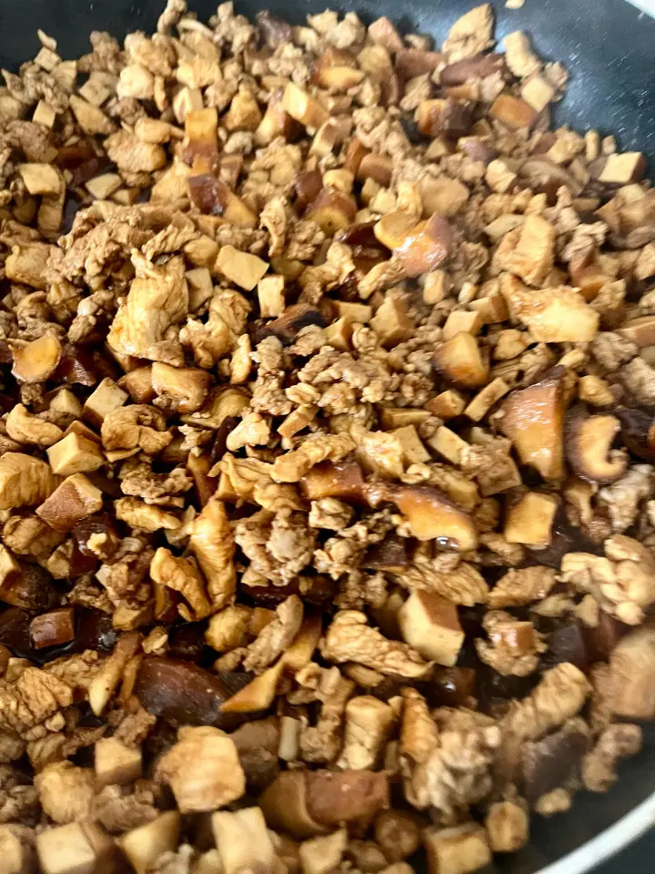 鸡丁猪肉香菇干子包子 第 6 步