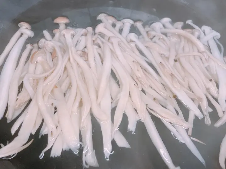 菌菇炒腊肠 第 2 步