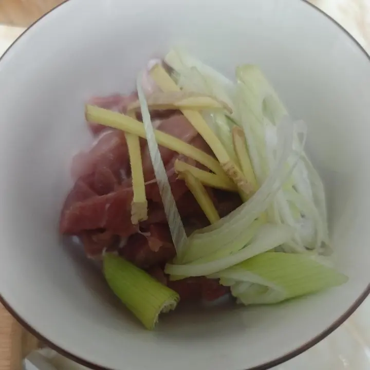豆腐木耳炒肉 第 3 步