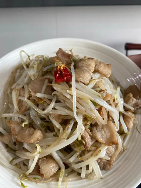 五花肉炒豆芽