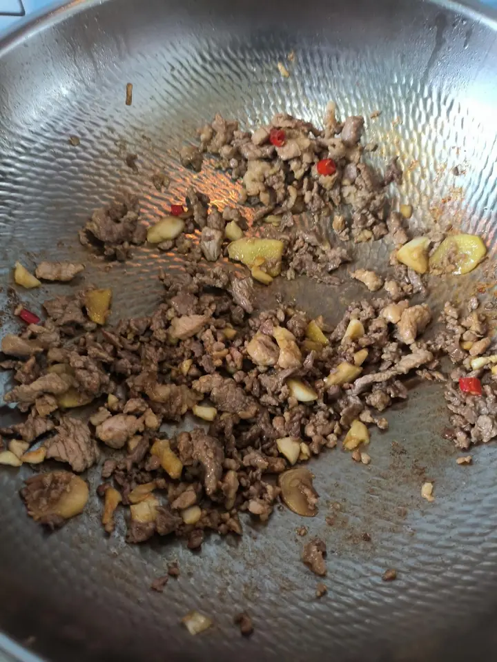 酸豆角炒肉 第 7 步