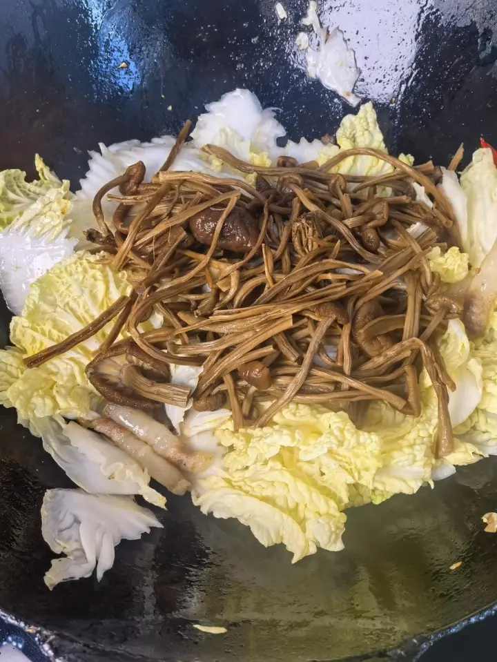 白菜炒茶树菇 第 9 步