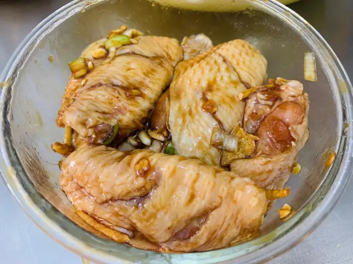 鸡翅海鲜香薯煲 第 4 步