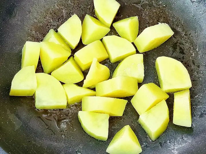 黄油土豆煎红肠 第 3 步