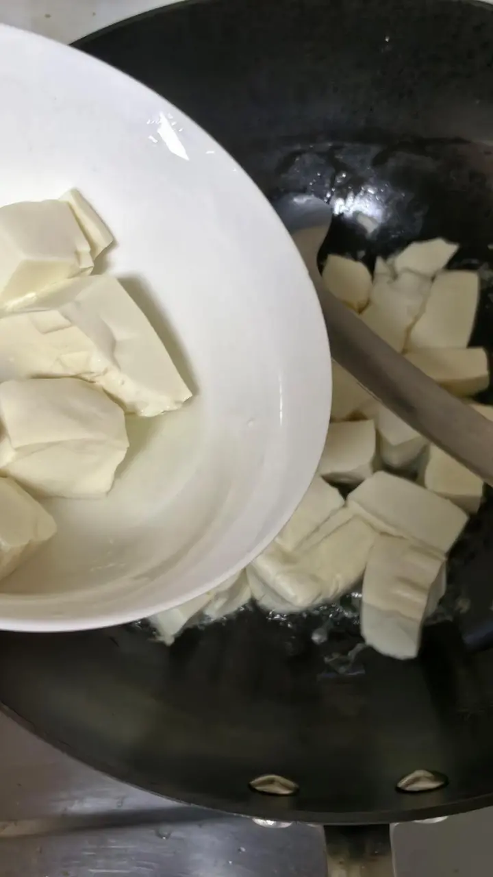 蒜苗烧豆腐 第 2 步