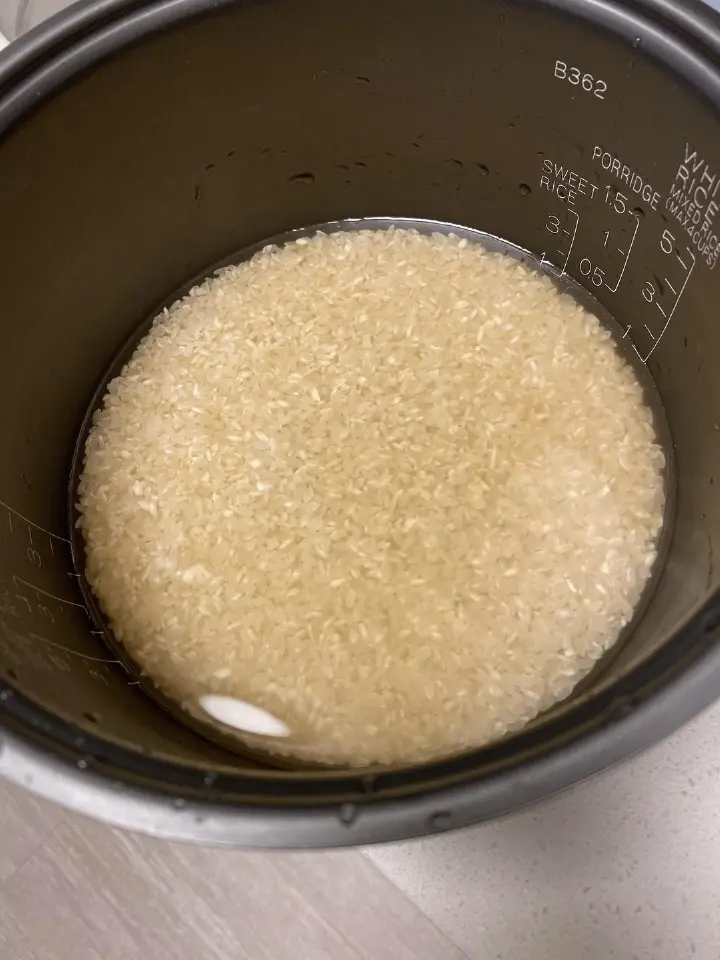 香菇三文鱼焖饭 第 3 步