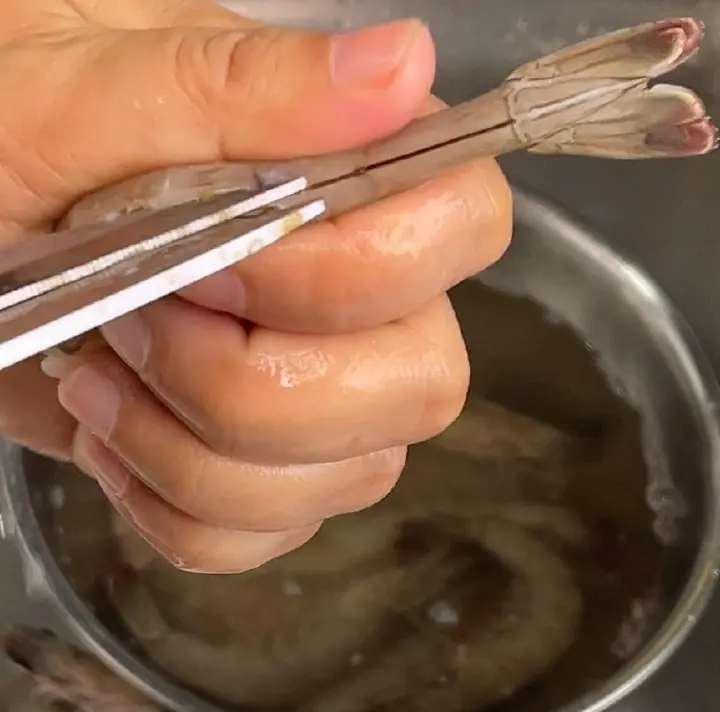 蒜香黄油虾 第 1 步