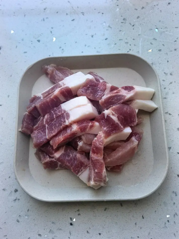 蒜苔炒肉 第 2 步