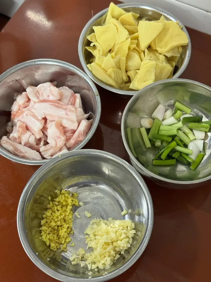 五花肉炒笋片 第 1 步