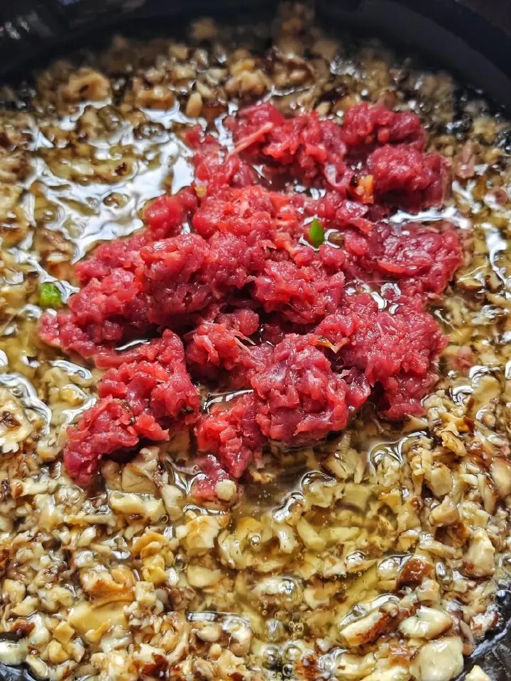 烧椒香菇牛肉酱 第 5 步