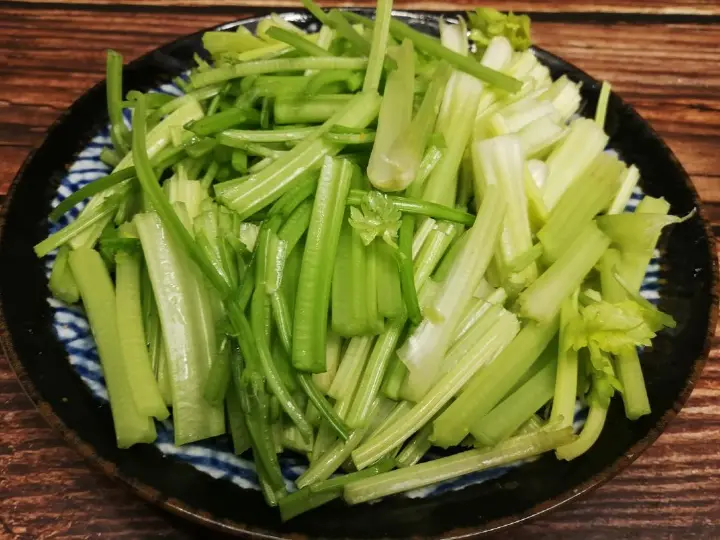 芹菜炒肉丝 第 1 步