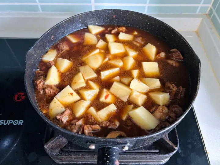 土豆牛腩炖虎皮辣椒 第 14 步