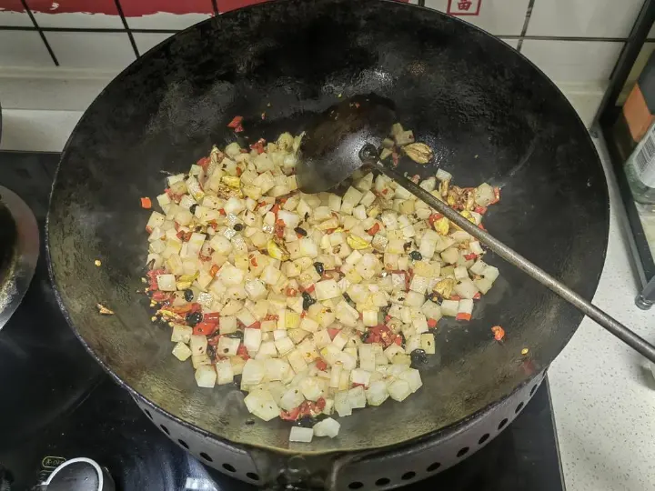 小炒萝卜丁 第 3 步