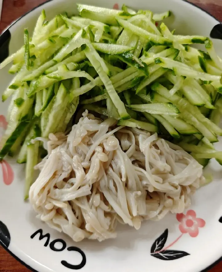 凉拌黄瓜金针菇 第 1 步