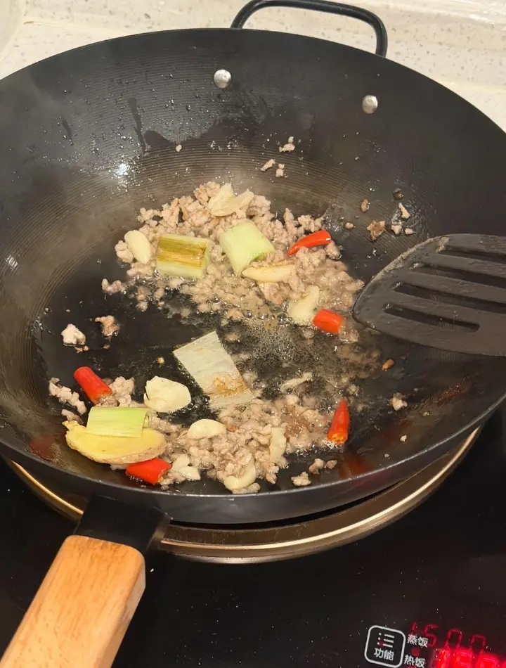 五花肉炒包菜 第 3 步