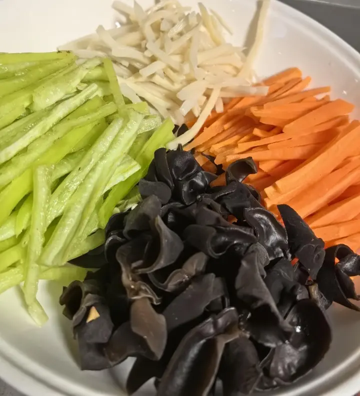鱼香肉丝 第 2 步