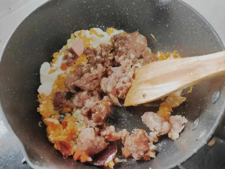 皮蛋瘦肉锅巴炒饭 第 4 步