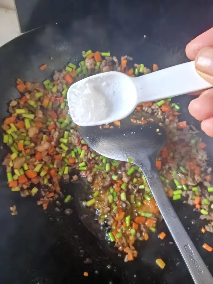 蒜苔炒肉粒 第 7 步