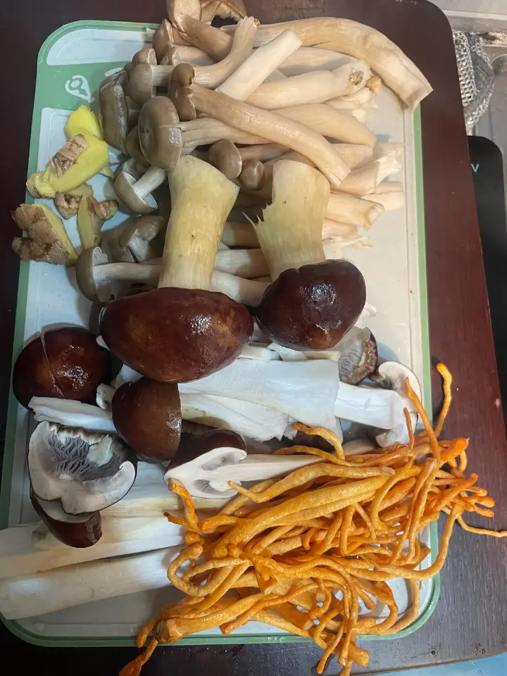 菌菇筒子骨汤 第 1 步