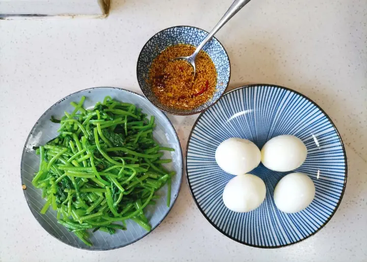 茼蒿拌鸡蛋 第 1 步