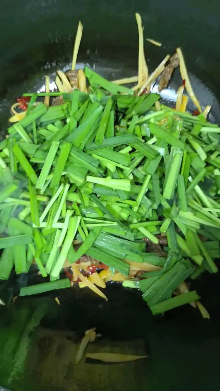 韭菜藕条炒牛肉 第 4 步