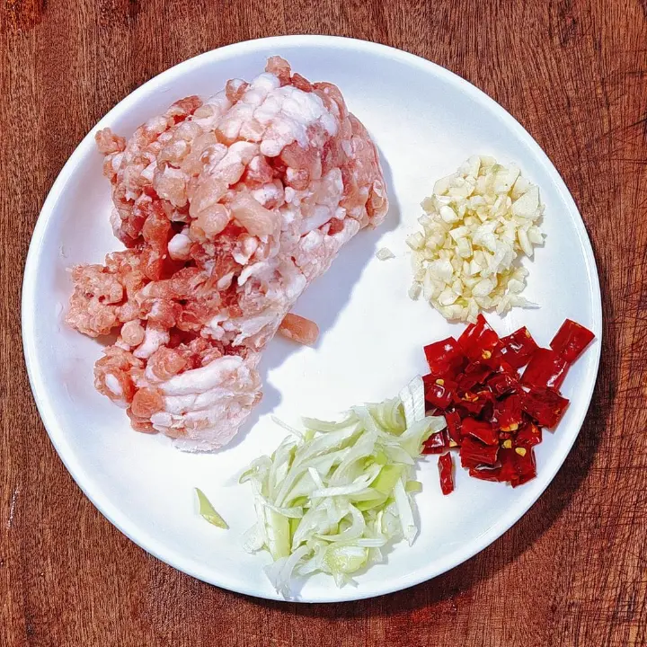 雪里蕻炒肉沫 第 2 步