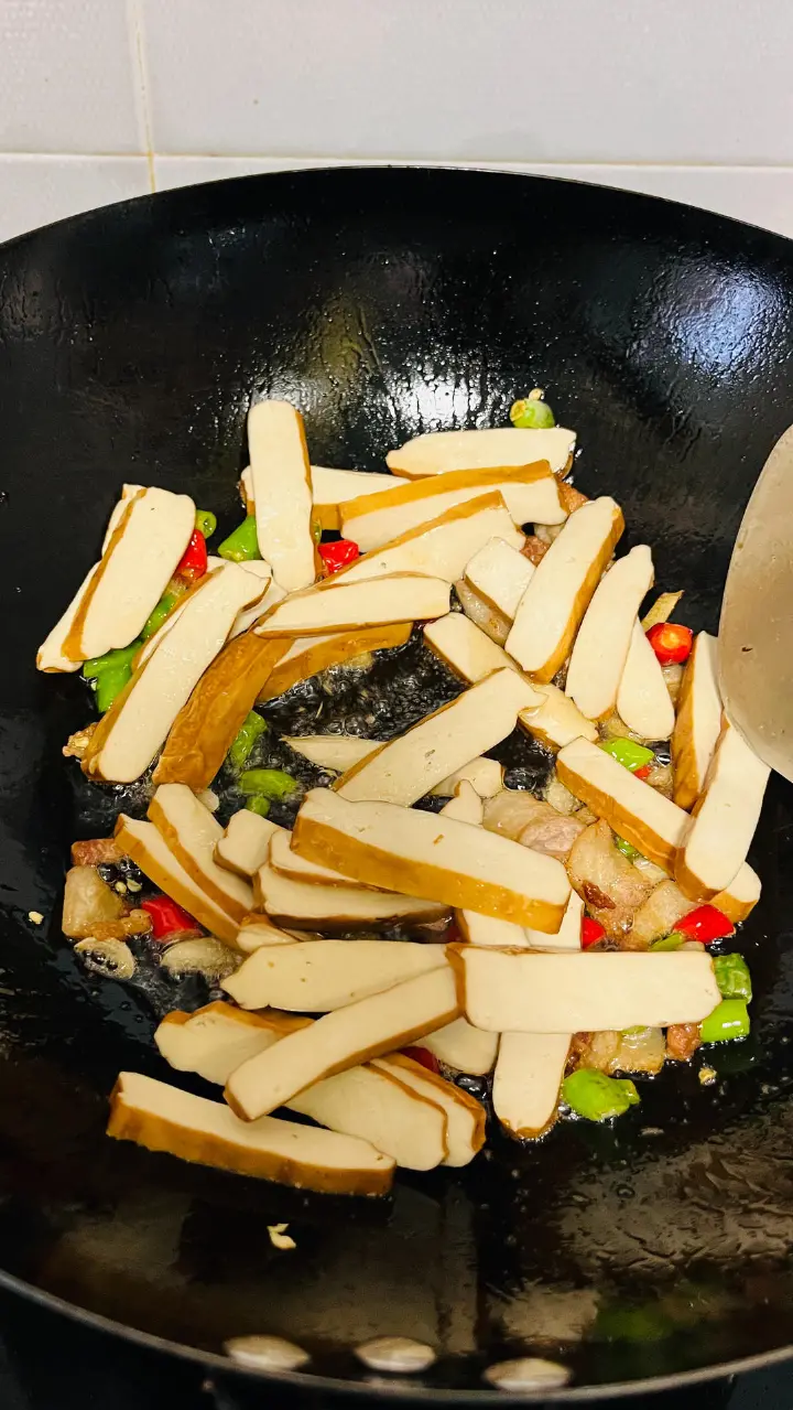 芹菜炒香干 第 4 步
