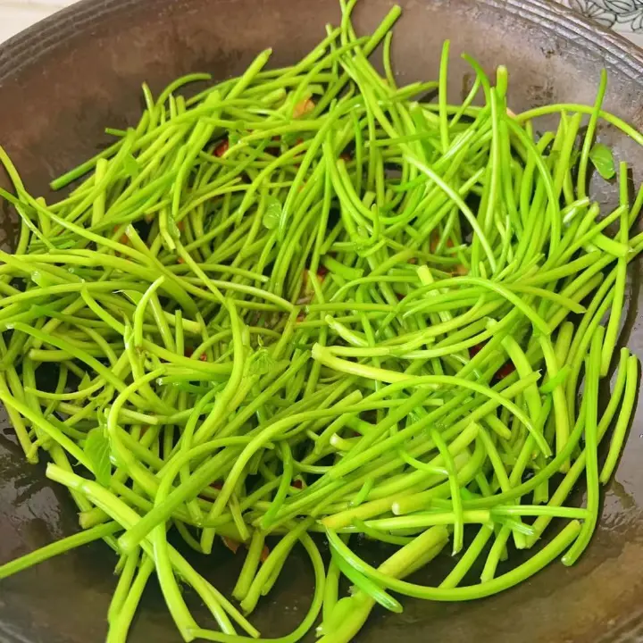 炝炒红薯叶茎杆 第 6 步