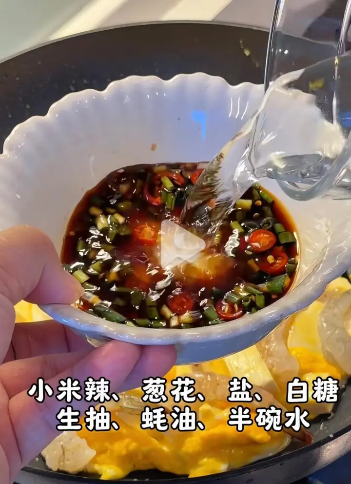 虾仁豆腐抱蛋 第 4 步
