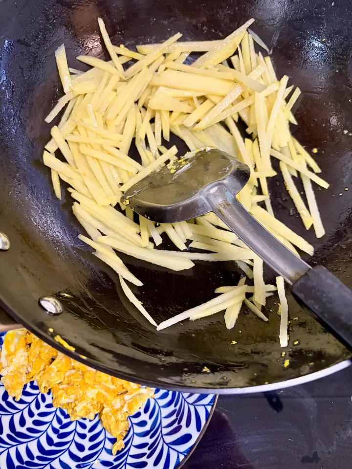 土豆炒鸡蛋 第 2 步