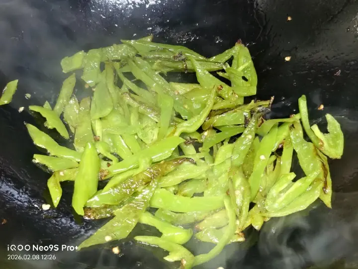 肉肠炒青椒 第 2 步