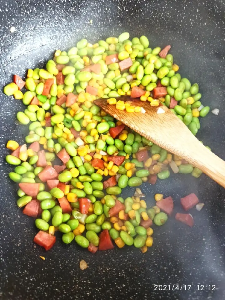 毛豆玉米炒香肠 第 3 步