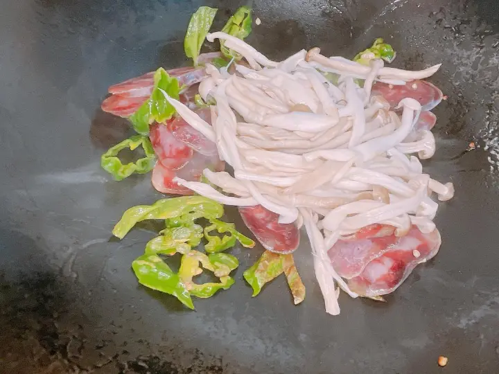 菌菇炒腊肠 第 5 步
