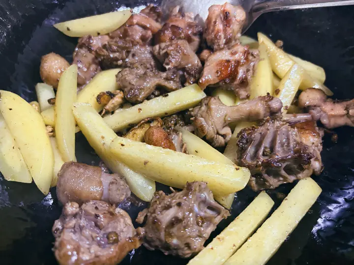 椒香啤酒土豆焖鸭 第 3 步