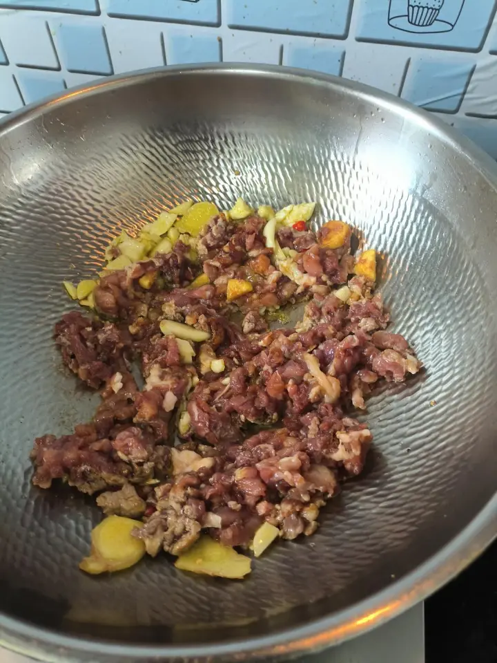 酸豆角炒肉 第 6 步