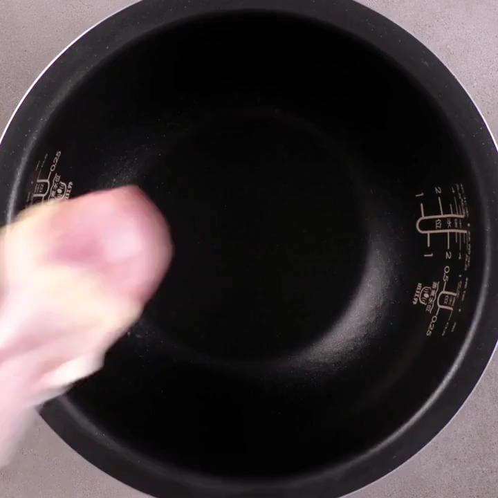 电饭煲焖鸡腿 第 1 步