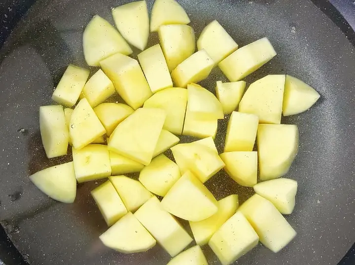 黄油土豆煎红肠 第 2 步