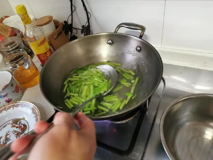 芹菜炒粉丝 第 5 步