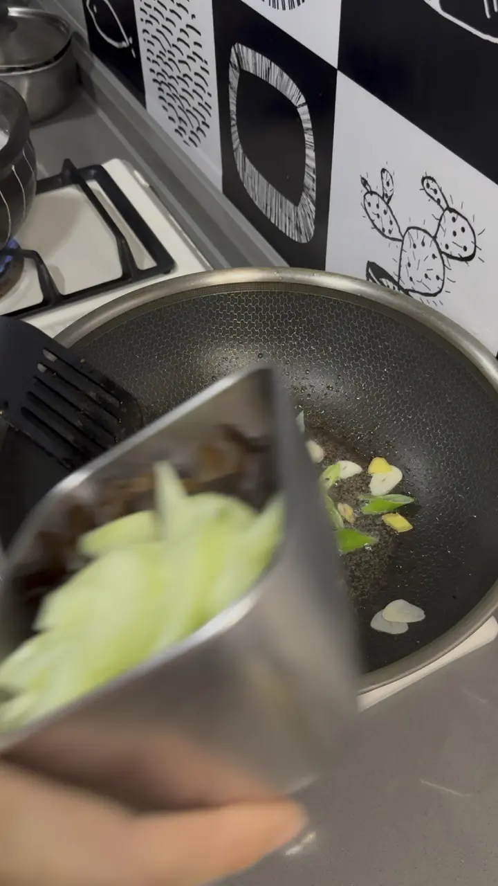 黄瓜木耳炒肉片 第 4 步