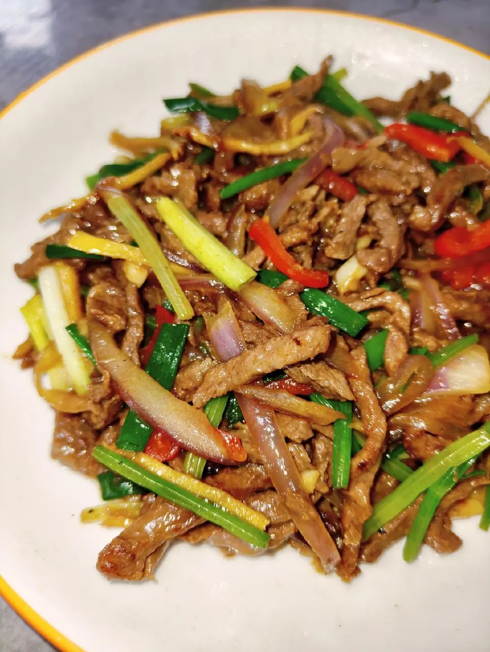 洋葱芹菜炒牛肉成品图