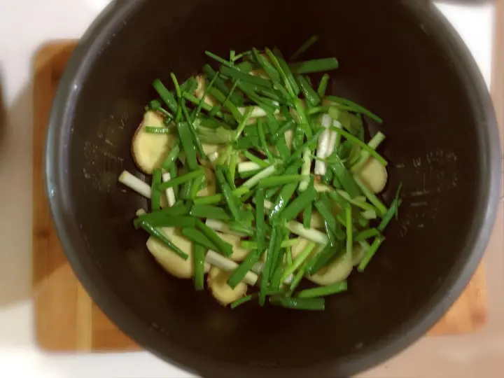 电饭煲焖整鸡 第 4 步