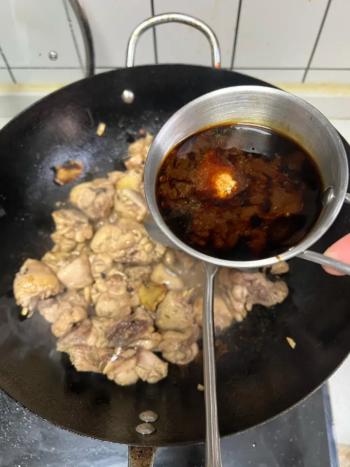 榛蘑土豆青椒炒鸡块 第 6 步