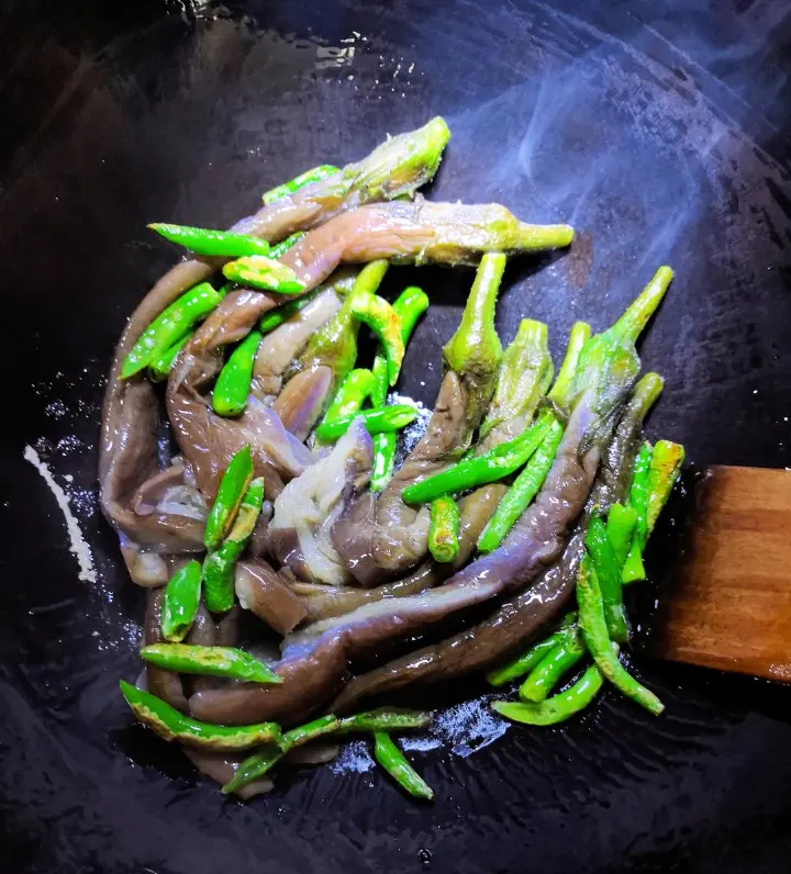 蒜香杭椒炒茄子 第 11 步