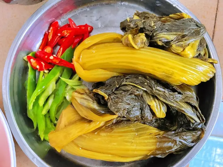 酸菜炒肉片 第 1 步