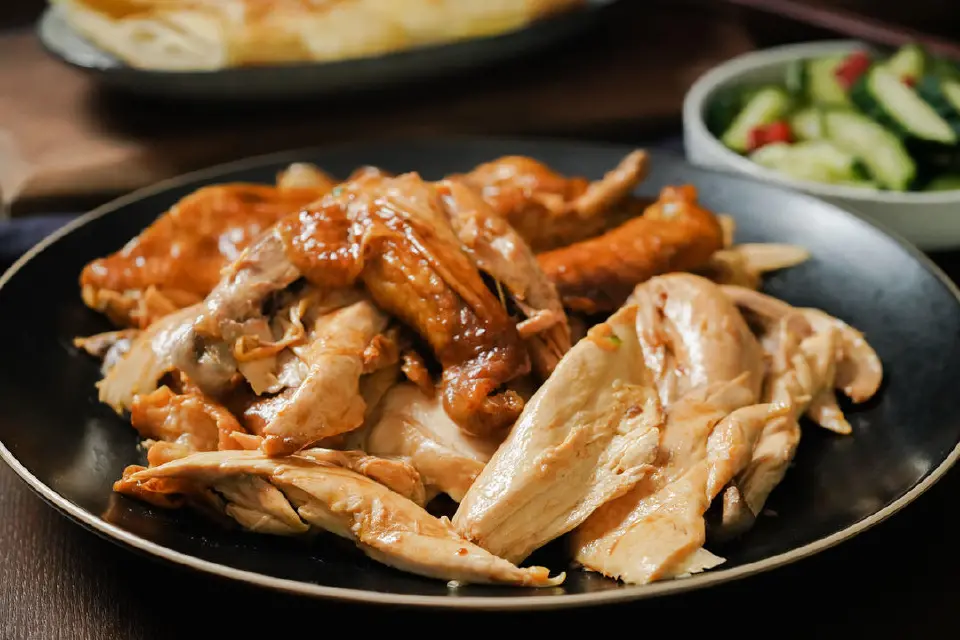 电饭煲焖整鸡成品图