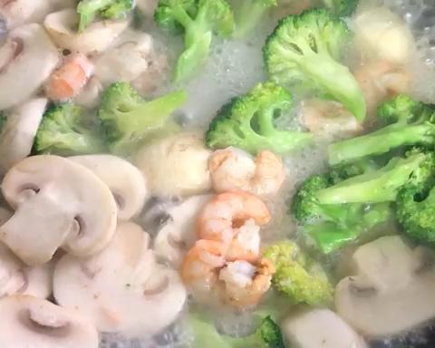 番茄虾仁意面 第 5 步