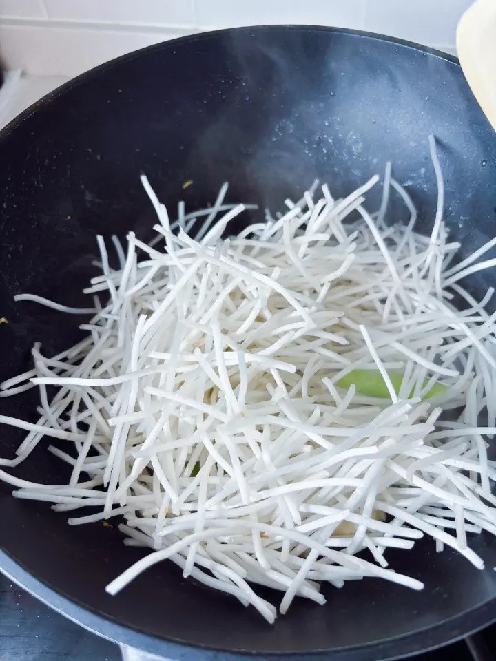 豆芽炒鸡蛋 第 4 步