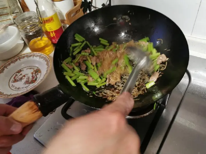 芹菜炒粉丝 第 12 步