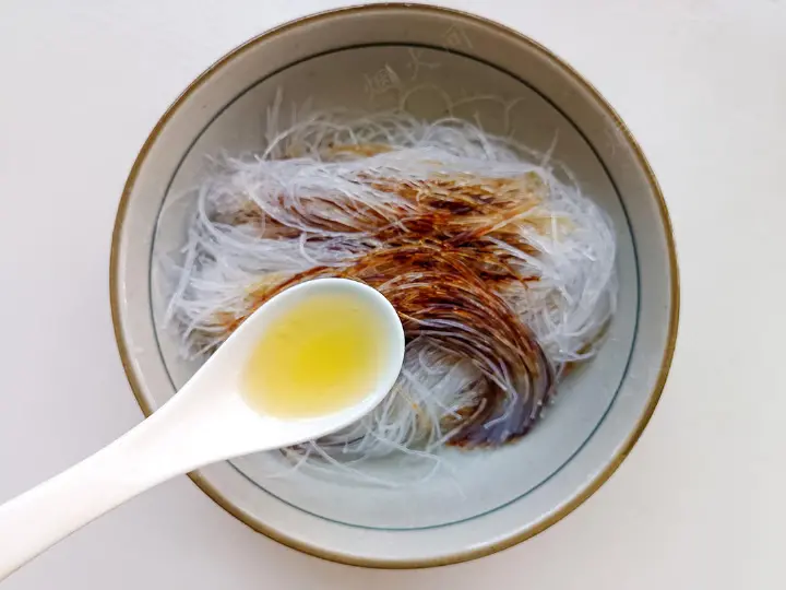 虾仁炒粉丝 第 3 步