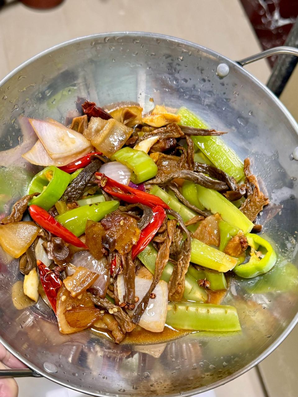 干锅茶树菇成品图